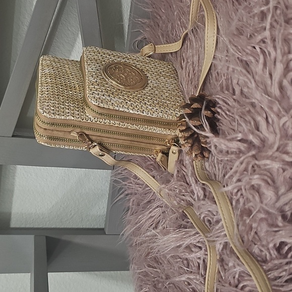Elegant Beige Crossbody Bag with Woven Design - Picture 4 of 4
